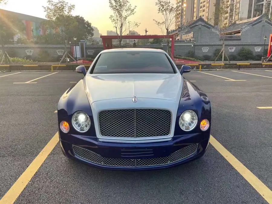 2016款宾利慕尚-6.8T Mulliner，天空蓝，红内